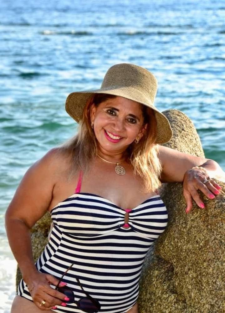 25P Mama de mi amigo culona puta en bikini granny 57yo big ass