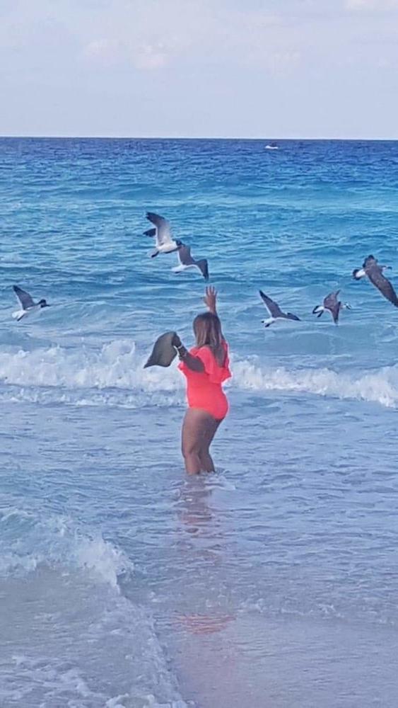 25P Mama de mi amigo culona puta en bikini granny 57yo big ass