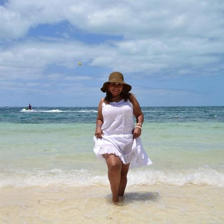 25P Mama de mi amigo culona puta en bikini granny 57yo big ass