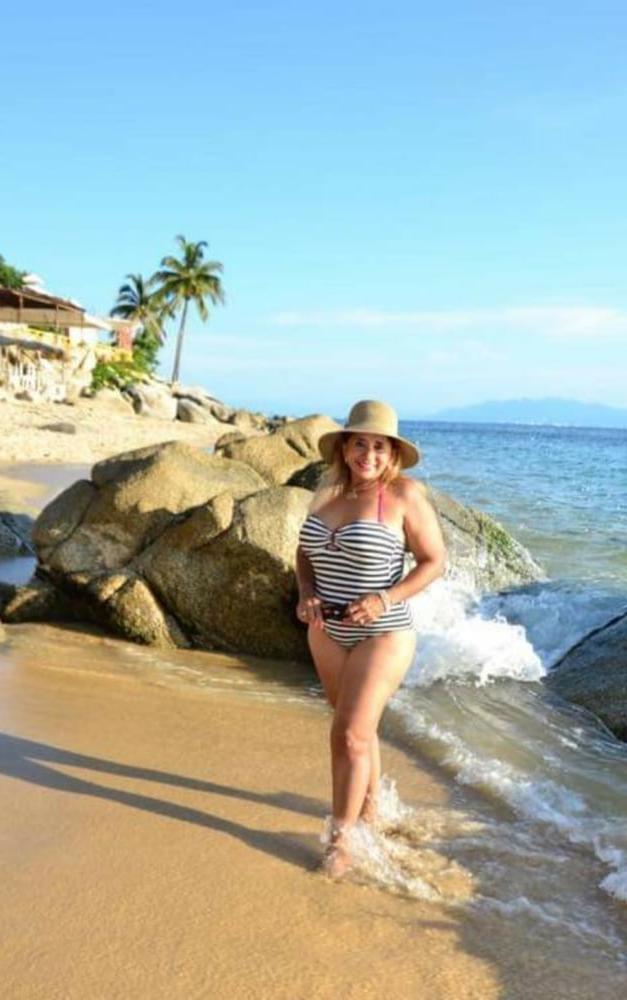 25P Mama de mi amigo culona puta en bikini granny 57yo big ass