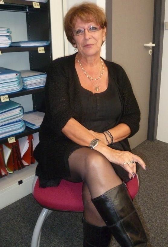 25P Milfs &amp; Gilfs wearing boots no.66