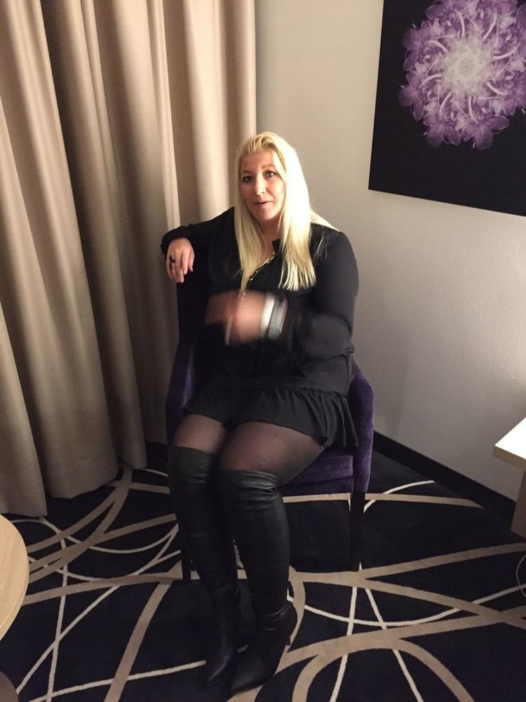 25P Milfs &amp; Gilfs wearing boots no.66
