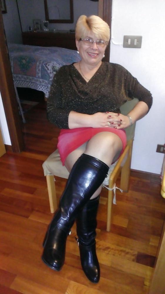 25P Milfs &amp; Gilfs wearing boots no.66