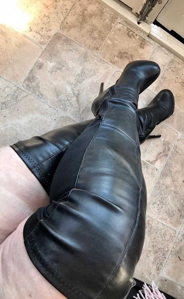 25P Milfs &amp; Gilfs wearing boots no.62