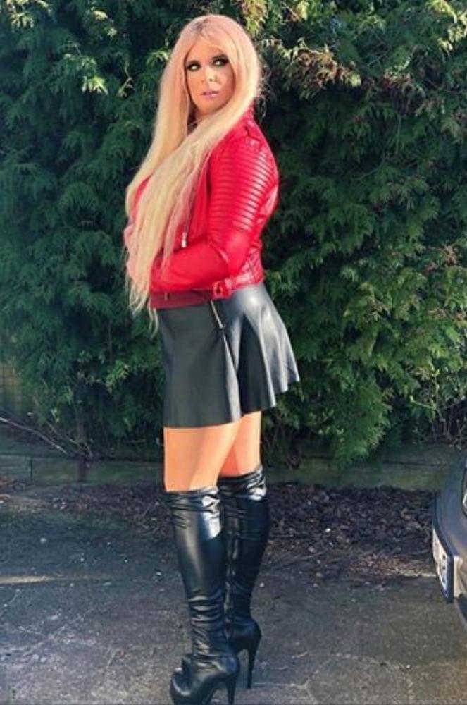 25P Milfs &amp; Gilfs wearing boots no.52