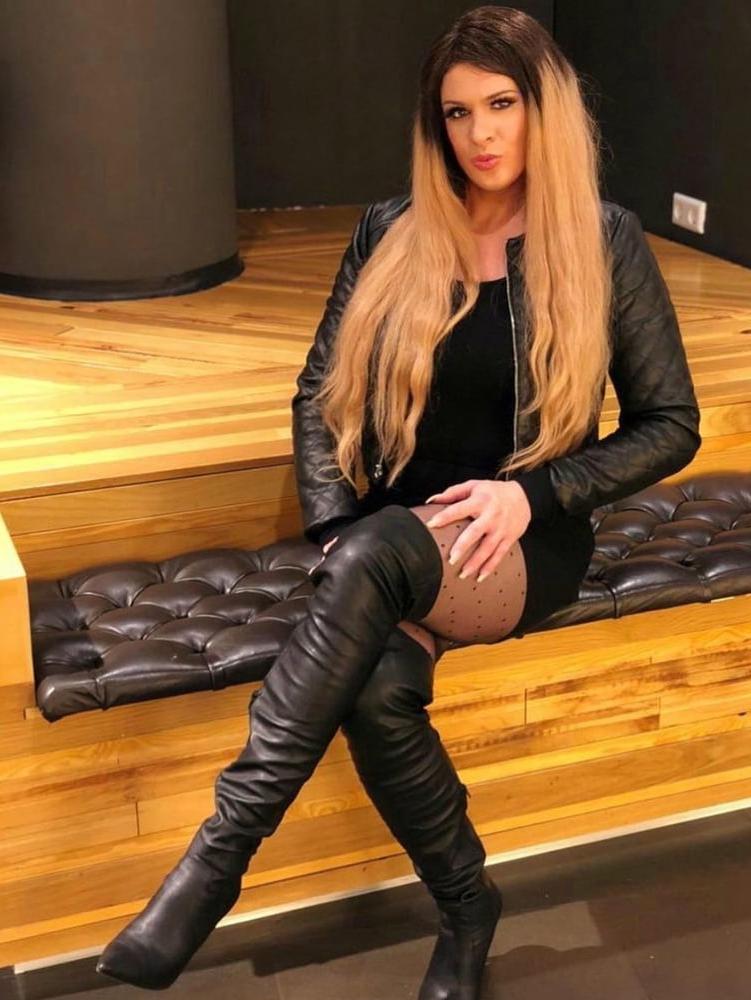 25P Milfs &amp; Gilfs wearing boots no.52