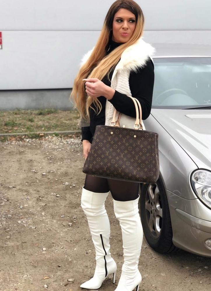 25P Milfs &amp; Gilfs wearing boots no.52
