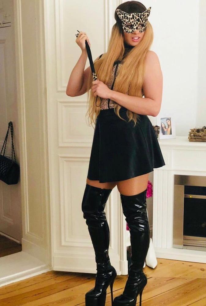 25P Milfs &amp; Gilfs wearing boots no.52