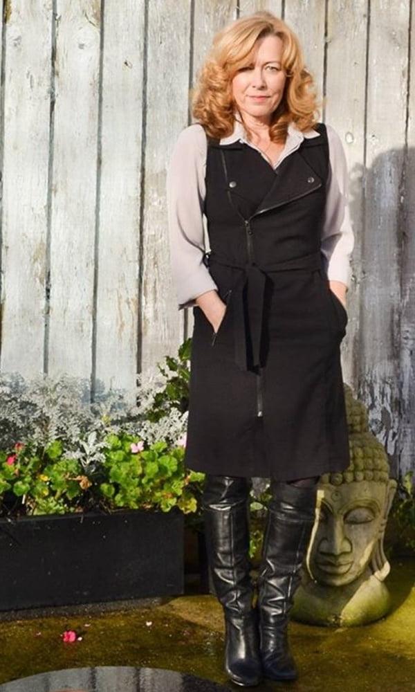 25P Milfs &amp; Gilfs wearing boots no.63