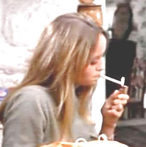25P Susan George Smoking