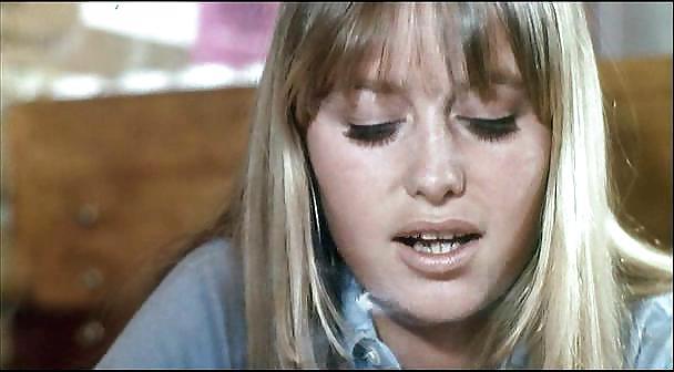 25P Susan George Smoking