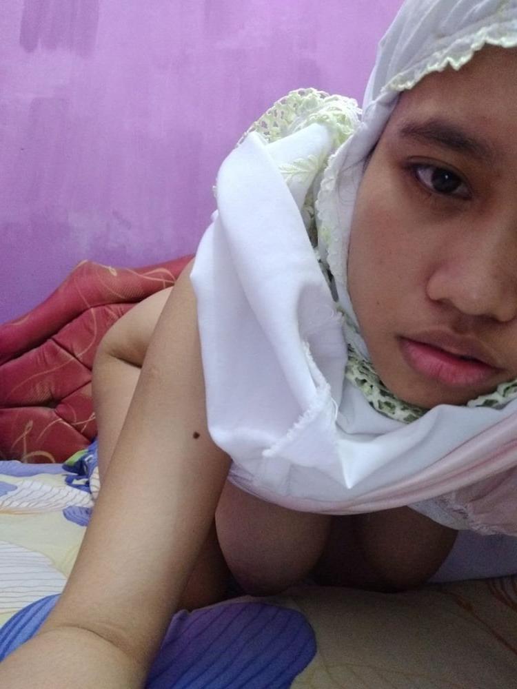 21P Hot Indonesian Girl 7 Dewi Jilbob