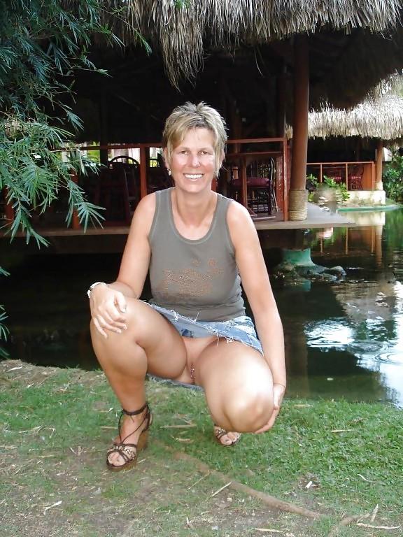 25P MILF flashing - 2
