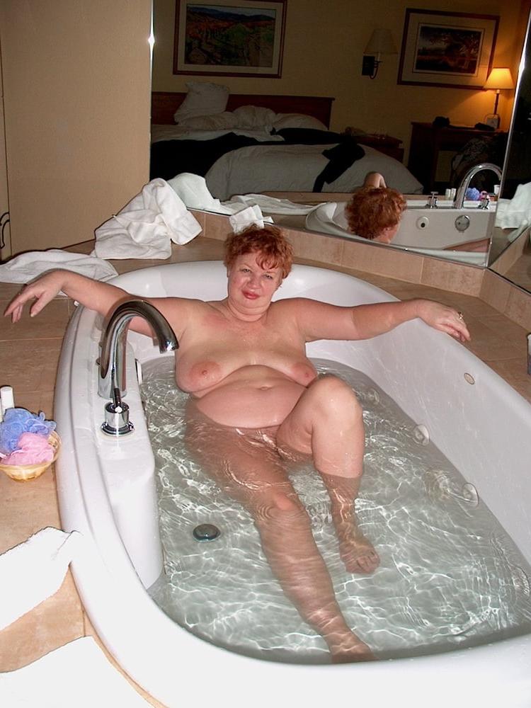 25P 26. Mature Washington wife gets naked