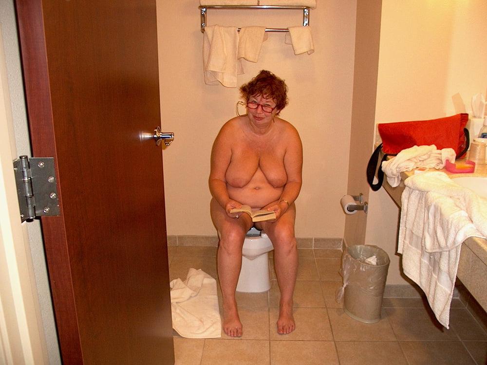 25P 26. Mature Washington wife gets naked