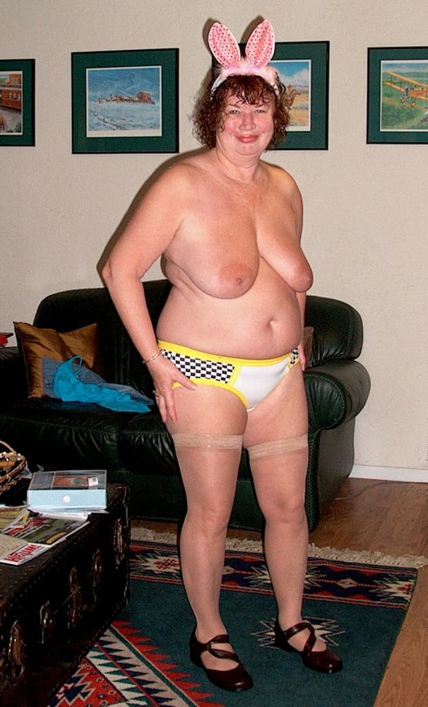25P 26. Mature Washington wife gets naked