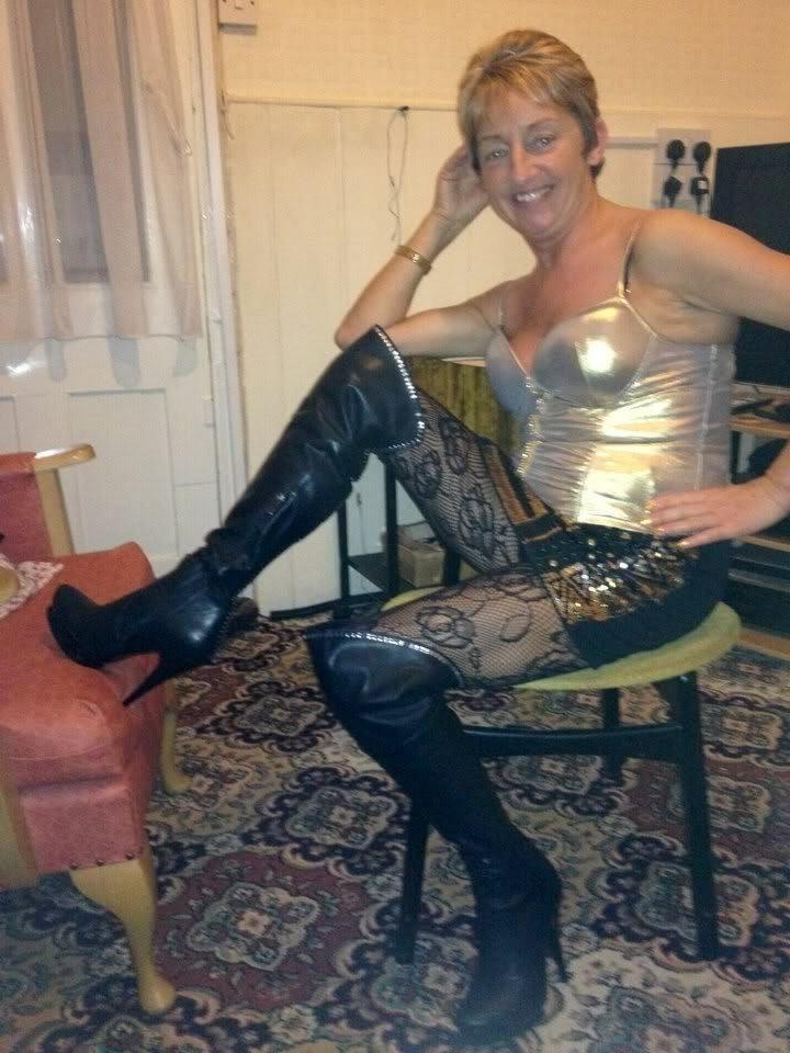 25P Milfs &amp; Gilfs wearing boots no.59