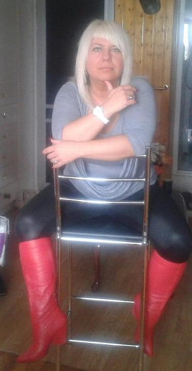 25P Milfs &amp; Gilfs wearing boots no.59