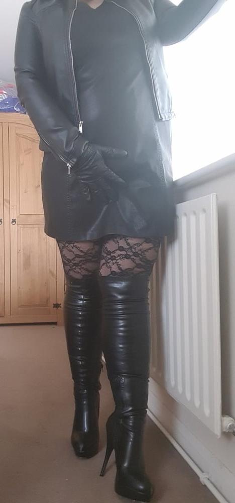 25P Milfs &amp; Gilfs wearing boots no.61