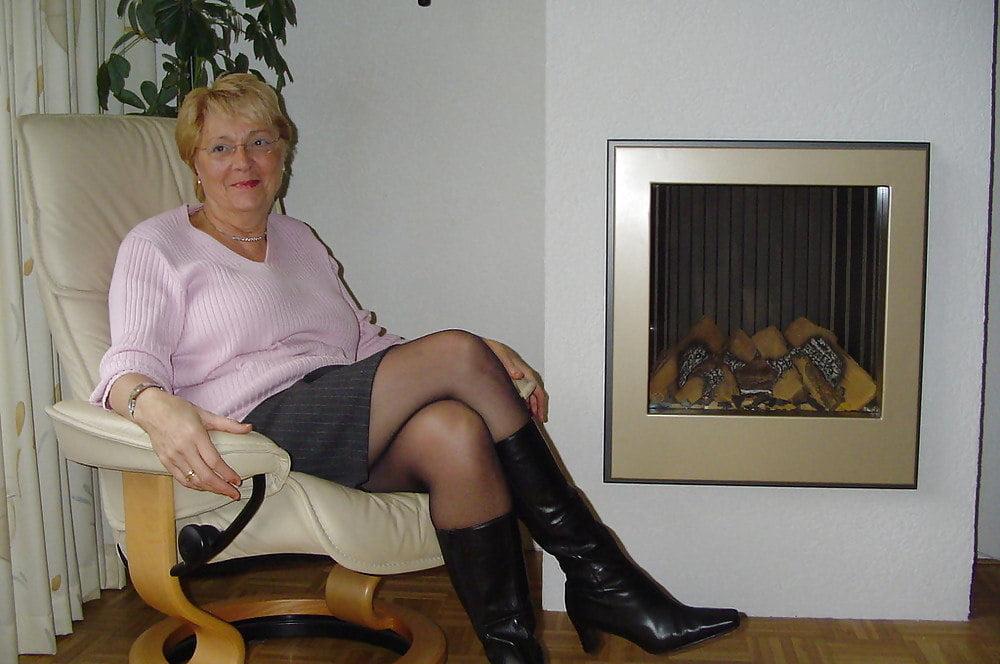 25P Milfs &amp; Gilfs wearing boots no.61