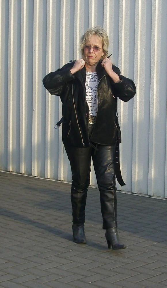 25P Milfs &amp; Gilfs wearing boots no.61