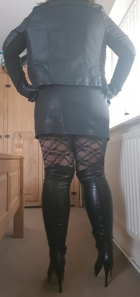 25P Milfs &amp; Gilfs wearing boots no.61