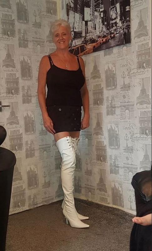 25P Milfs &amp; Gilfs wearing boots no.54
