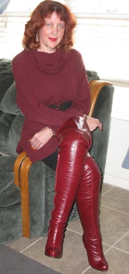 25P Milfs &amp; Gilfs wearing boots no.54
