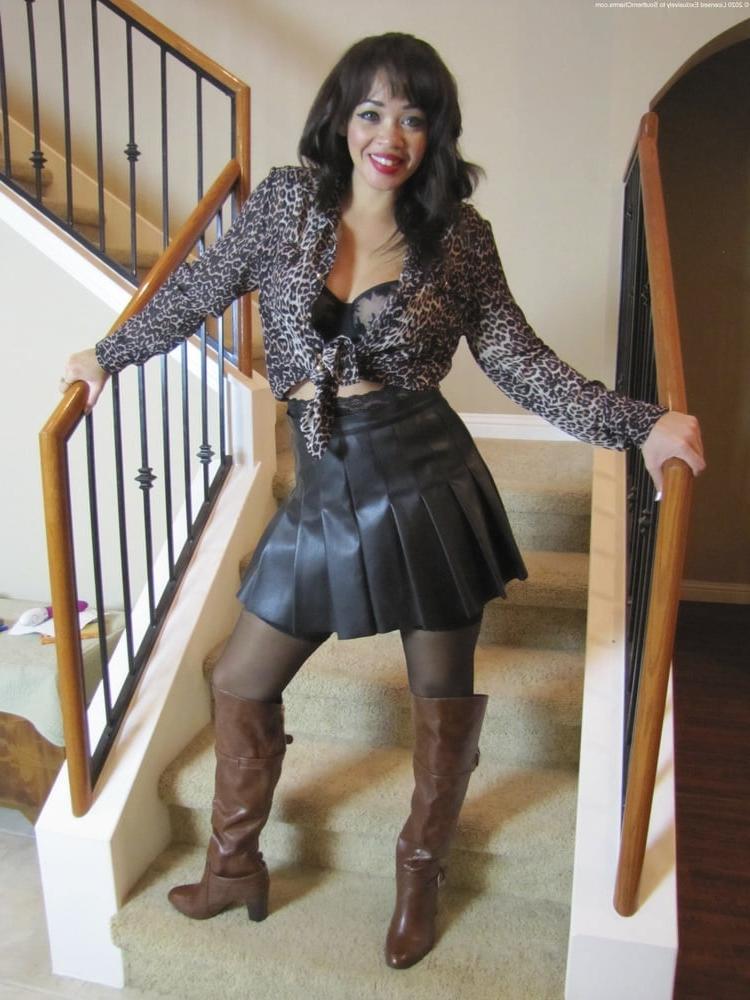 25P Milfs &amp; Gilfs wearing boots no.58