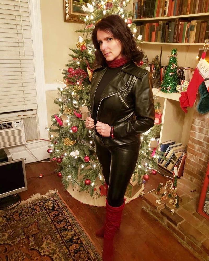 25P Milfs &amp; Gilfs wearing boots no.58