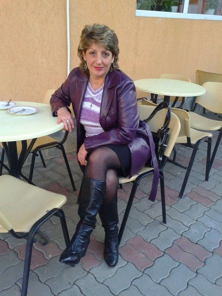 25P Milfs &amp; Gilfs wearing boots no.57