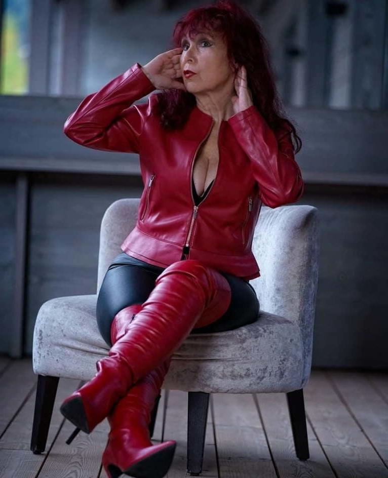 25P Milfs &amp; Gilfs wearing boots no.57