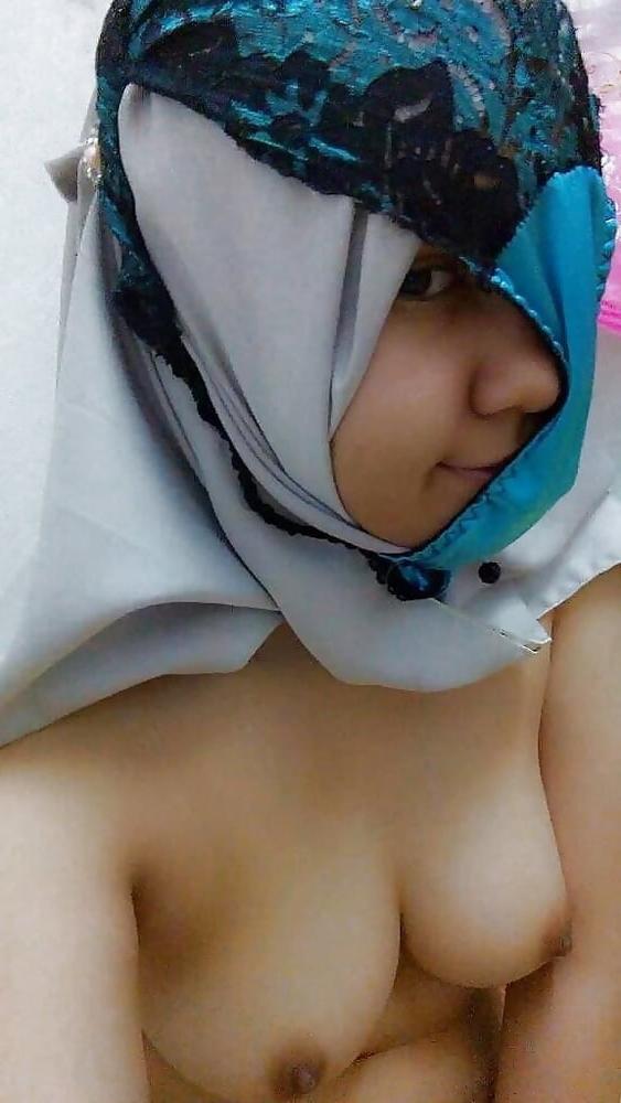 25P Malaysian Hijaber Girl 1