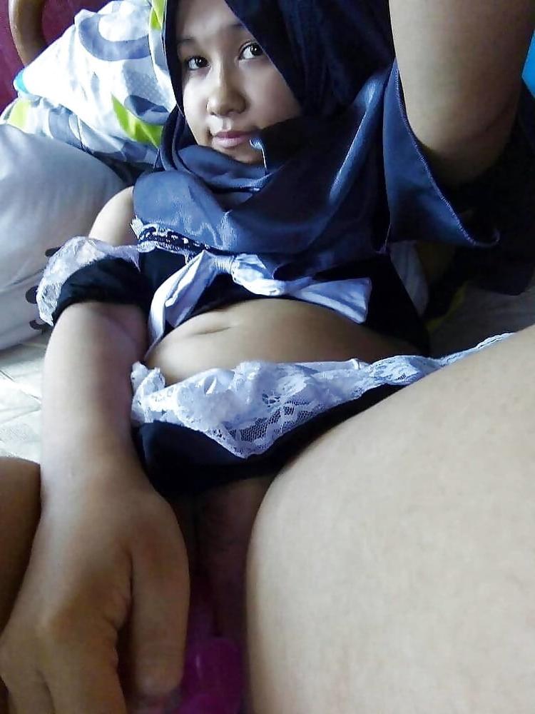 25P Malaysian Hijaber Girl 1