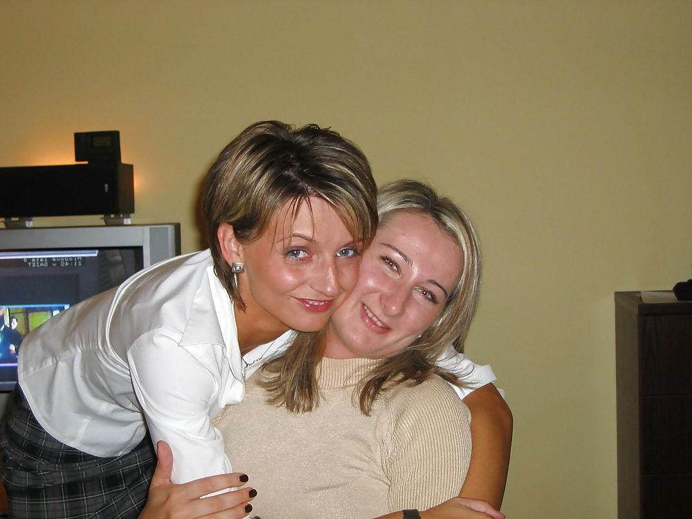 18P Best friends having fun - N. C. 
