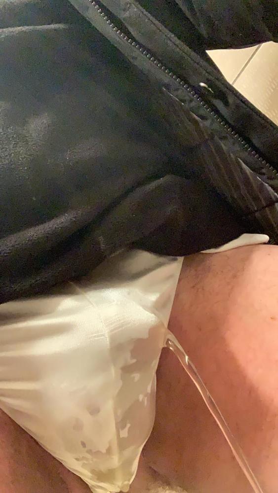 6P Pee play