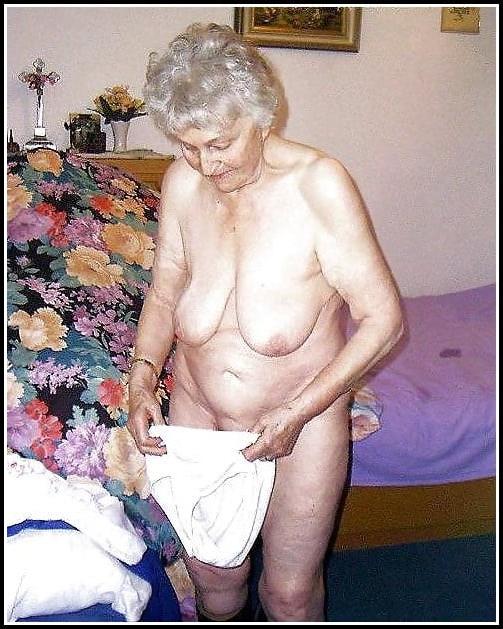 25P These young and old women show their Stockings 06
