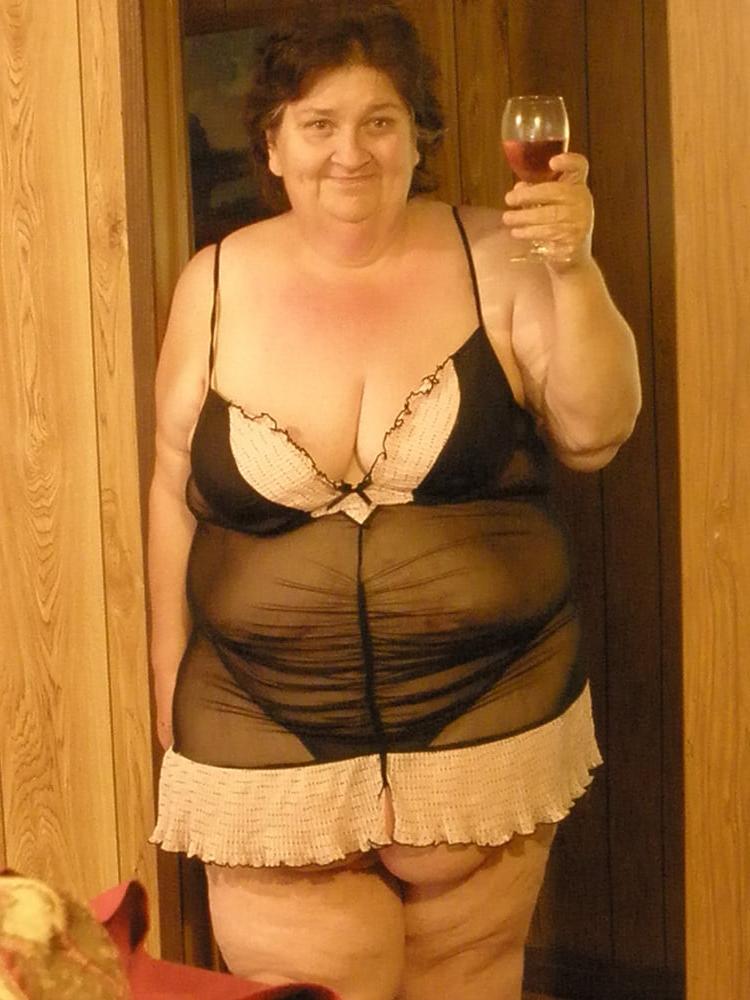 16P Bbw mix 843 (Drinking women)
