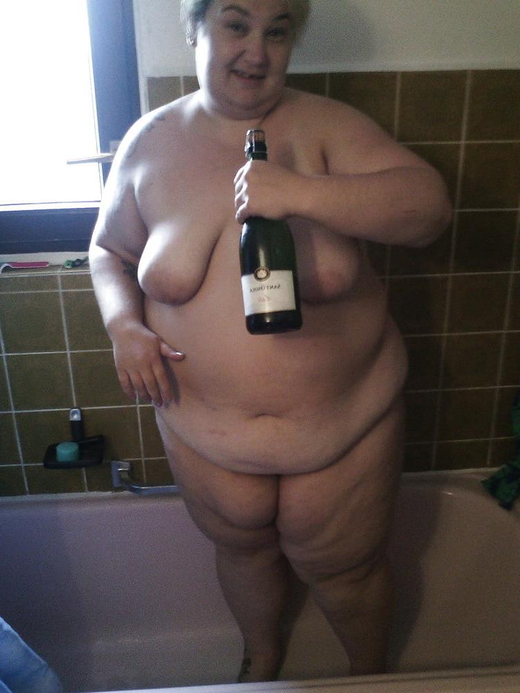 16P Bbw mix 843 (Drinking women)