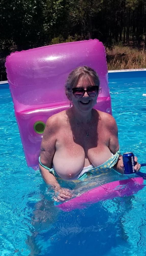16P Bbw mix 843 (Drinking women)