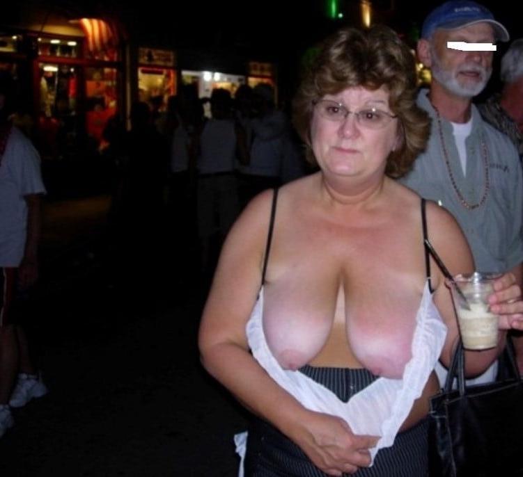 16P Bbw mix 843 (Drinking women)