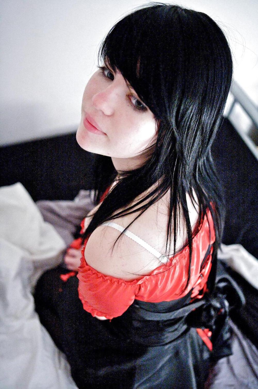 5P EMO Luder Kaylee mehr auf Ghostface Porn.com