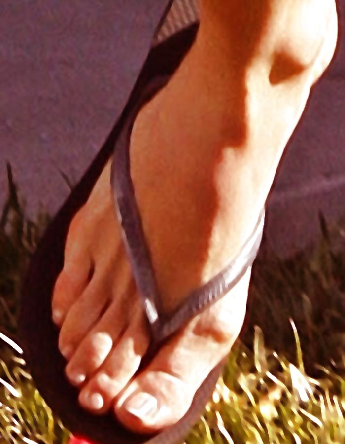 25P Jessica Biel Foot Pics