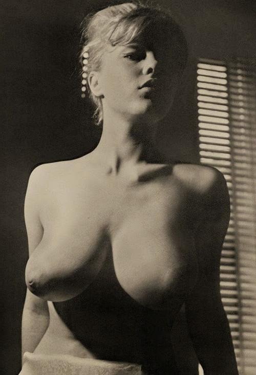 25P Margaret Nolan aka Vicki Kennedy 60's Big Boobs Model
