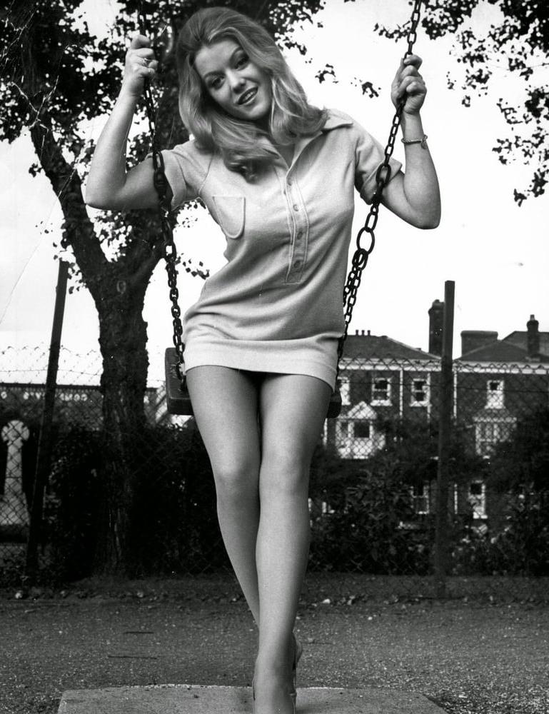 25P Margaret Nolan aka Vicki Kennedy 60's Big Boobs Model