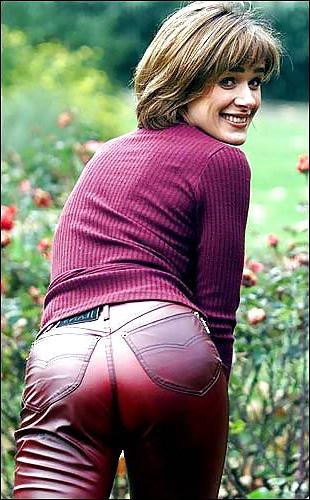 25P Carol Smillie UK Babe (MILF)