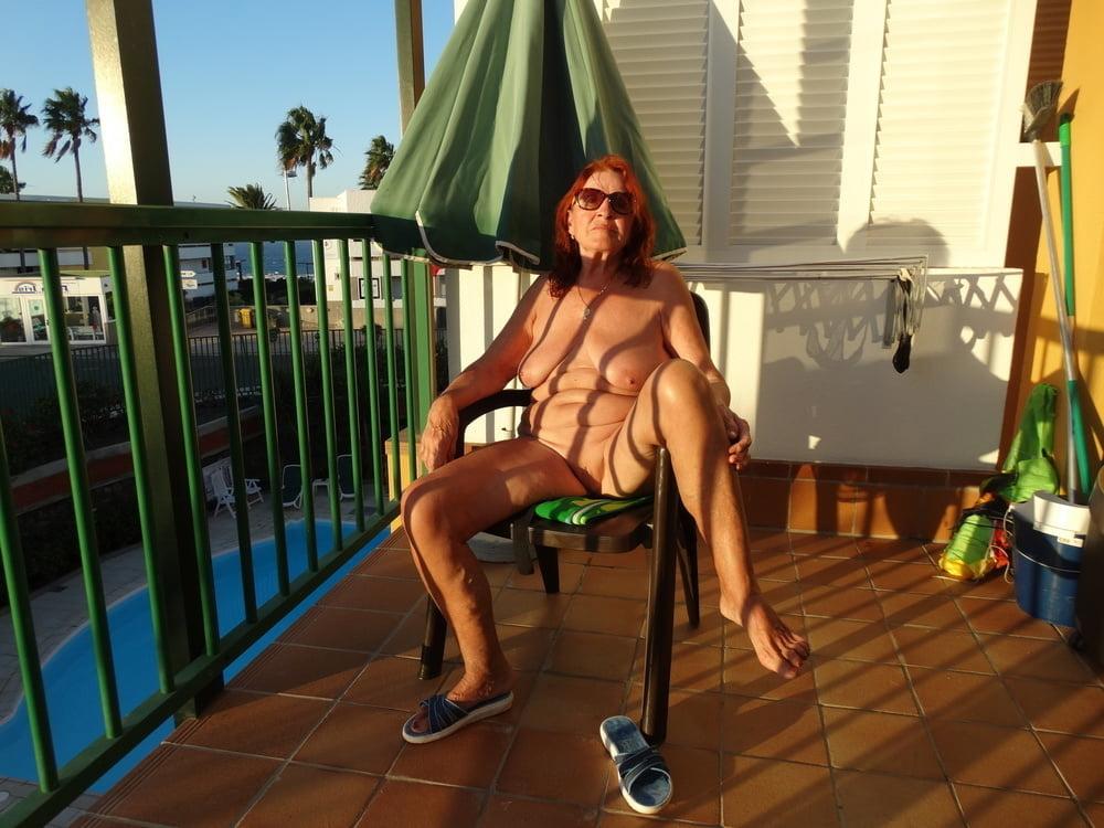 25P gorgeous Mature woman posing  naked  on the balcony