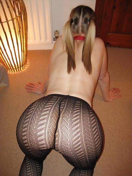 25P Kinky white gf poses with a nice booty
