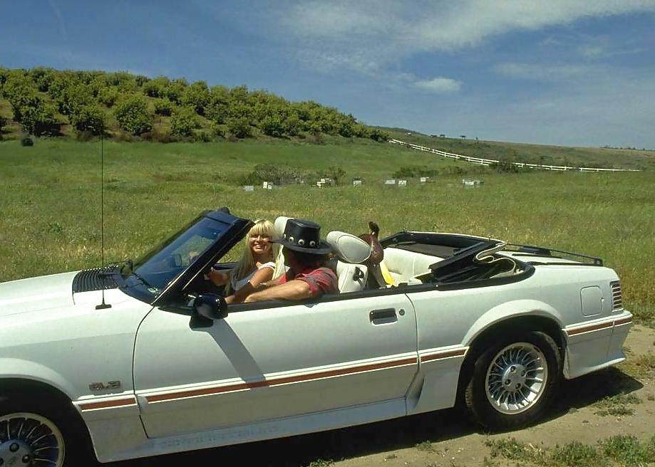 25P Blonde with nice titties on picnic with her admirer