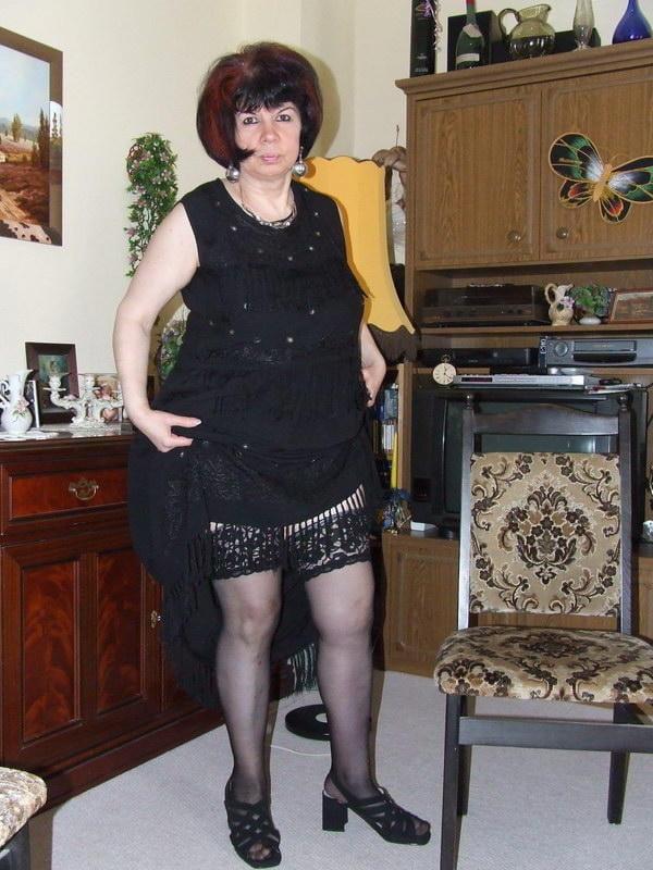 25P MATURE SLUTS WEAR STOCKINGS 22